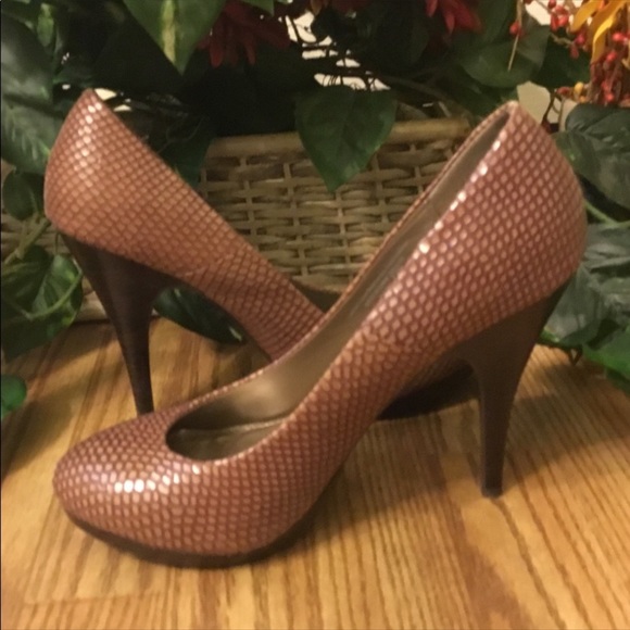 Fergie Plum & Tan Pumps 7.5